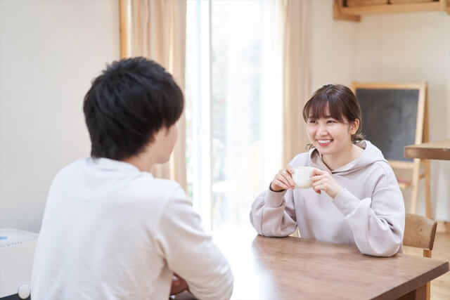 居心地が良い女性 付き合うと幸せになれる女性の共通点10選 居心地のいい女と都合のいい女の違いや居心地がいい彼女の特徴も紹介 恋愛サイン